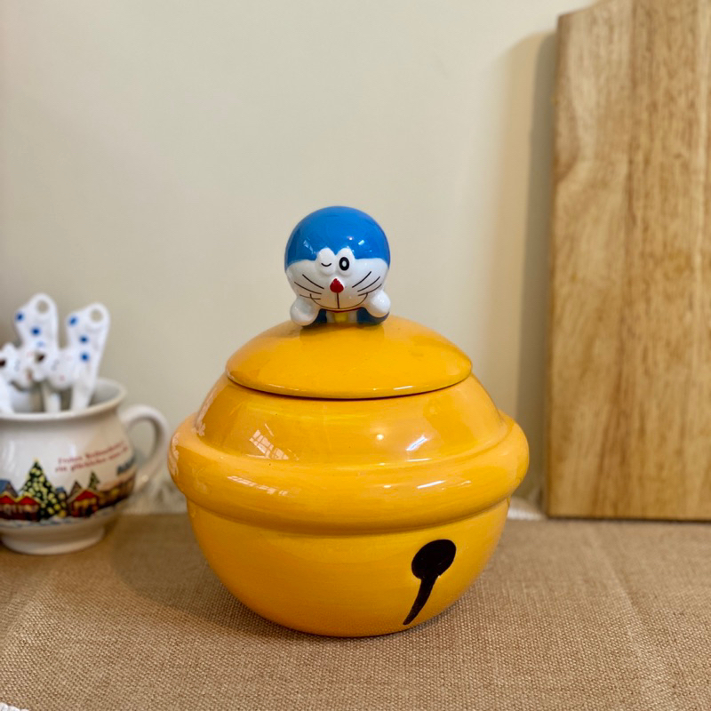 Hũ gốm siêu bự Doraemon nằm trên quả lục lạc dễ thương