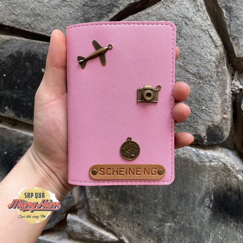 Bao da hộ chiếu Hồng Retro - Pink Color, chất PU cao cấp, ngăn phụ chứa thẻ, giấy tờ. Gắn tên, dán charm theo yêu cầu.