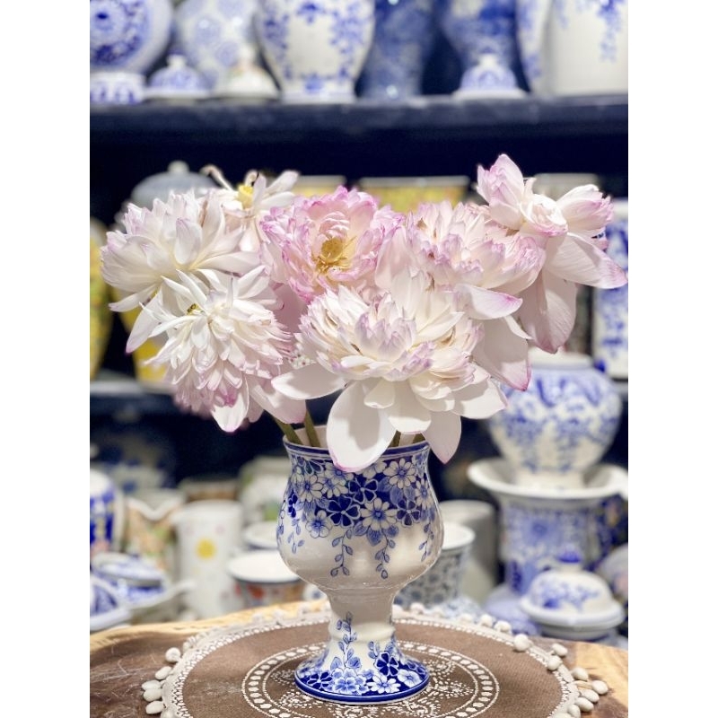 Lọ hoa dáng ly, lọ hoa vẽ tay, bình hó họa tiết vẽ tay kĩ Bát Tràng, bình hoa men lam vẽ kĩ