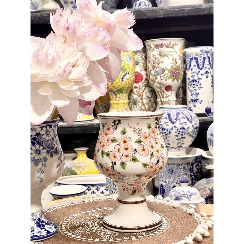 Lọ hoa dáng ly, lọ hoa vẽ tay, bình hó họa tiết vẽ tay kĩ Bát Tràng, bình hoa men lam vẽ kĩ