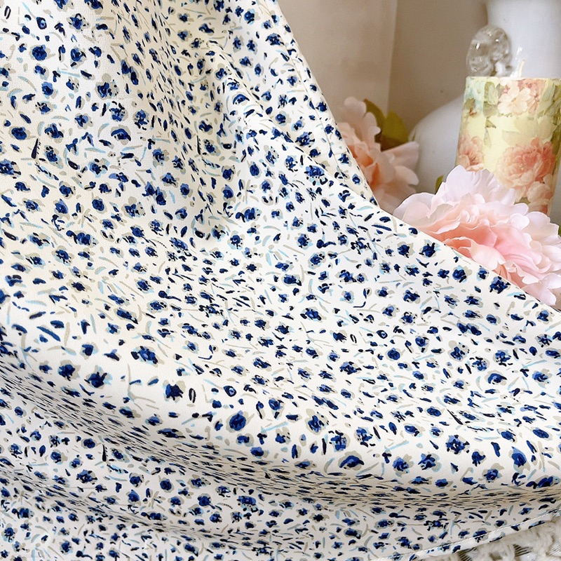 Đầm midi trắng hoa nhí tay bồng