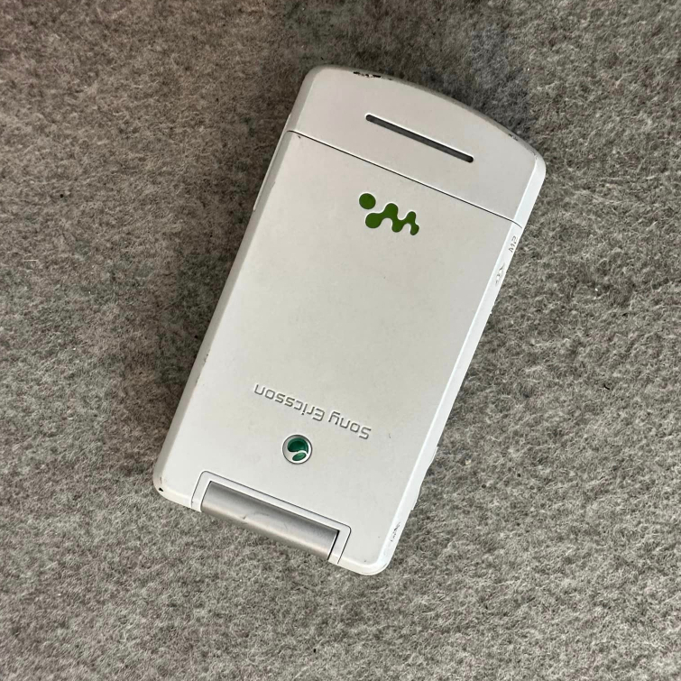 ĐIỆN THOẠI SONY ERICSSON W508 NẮP GẬP MỎNG THỜI TRANG