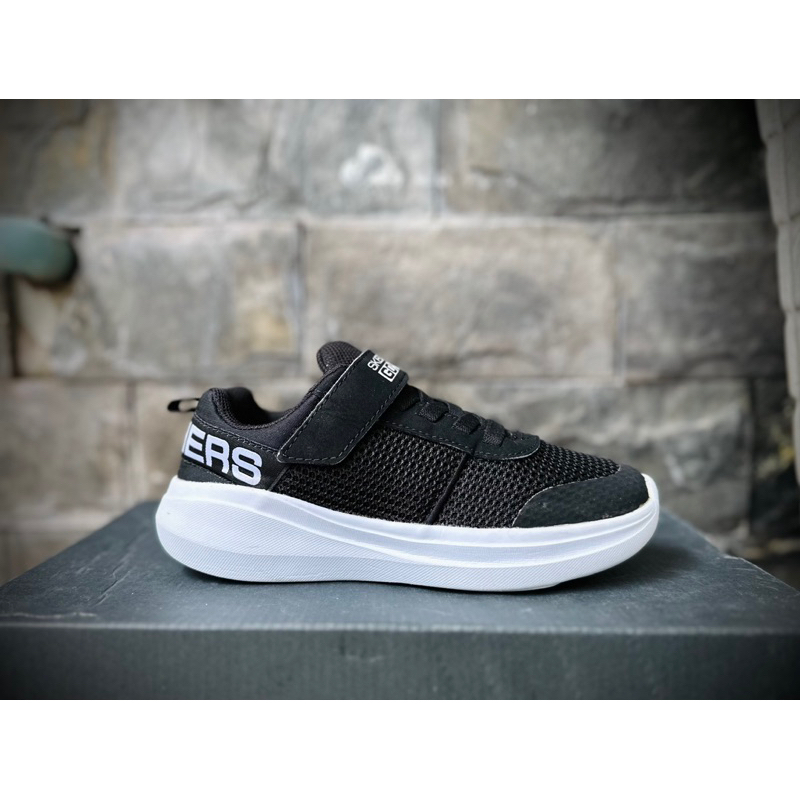 Giày Skechers quai dán