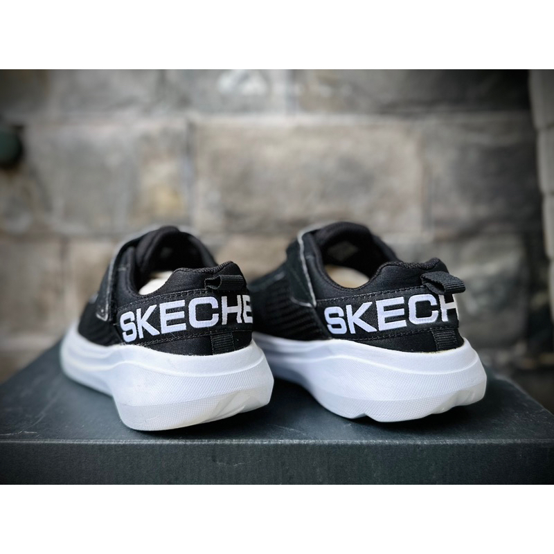 Giày Skechers quai dán