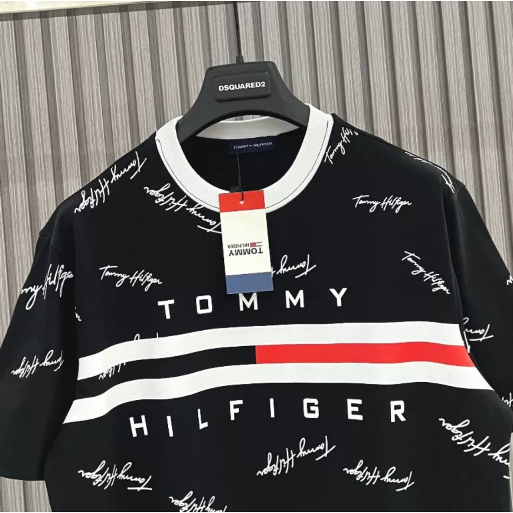 Áo phông nam nữ Tommy Hilfiger in vạch sọc đen trắng đỏ chữ kí quanh áo. Áo Thun Unisex Form Unisex Siêu Hot 2023