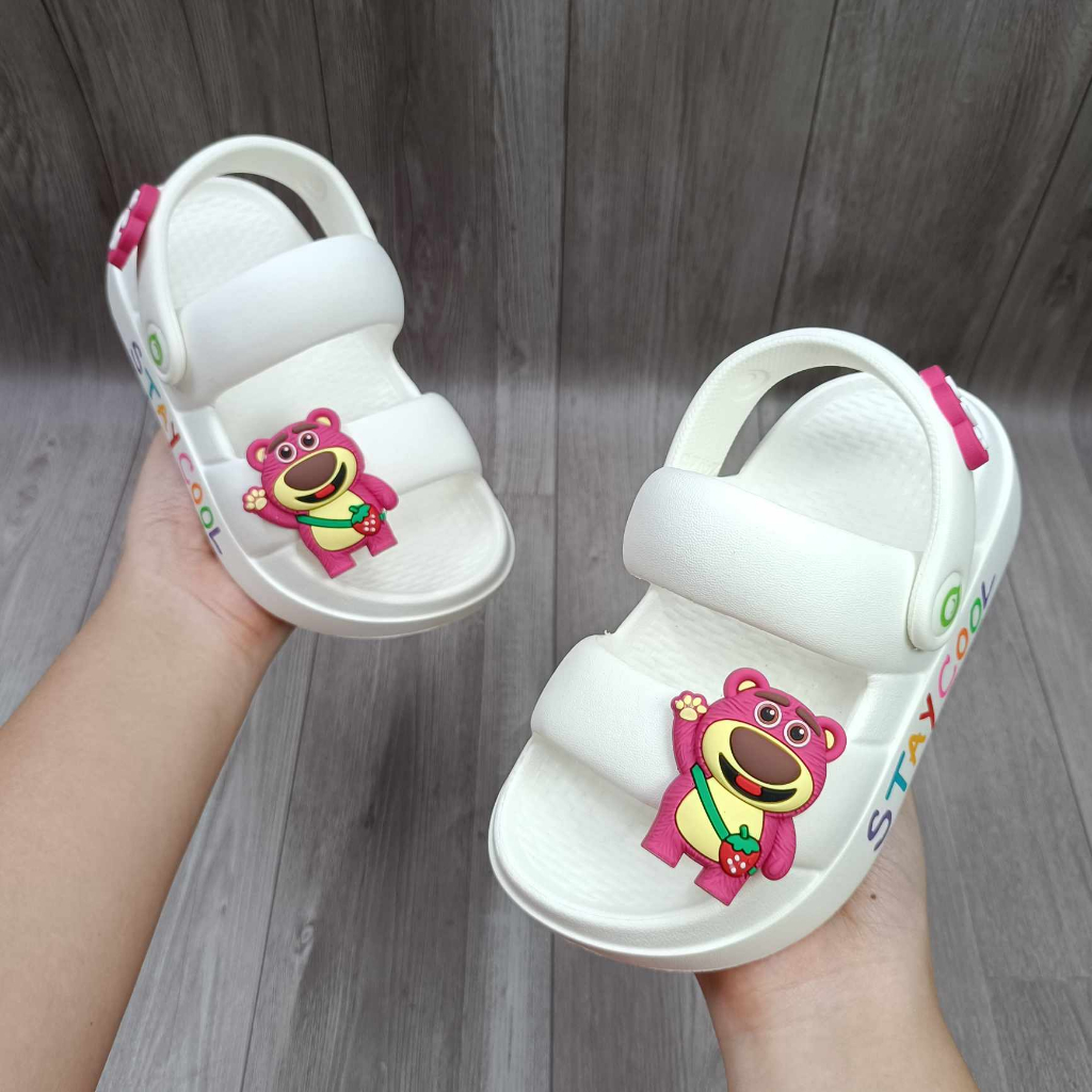 Dép bé gái, dép gấu dâu cho bé dáng 2 quai  đi êm nhẹ có charm gấu Lotso hottrend mẫu mới 2023