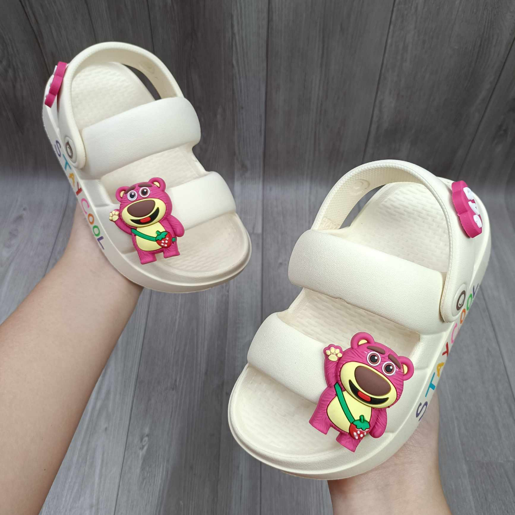 Dép bé gái, dép gấu dâu cho bé dáng 2 quai  đi êm nhẹ có charm gấu Lotso hottrend mẫu mới 2023