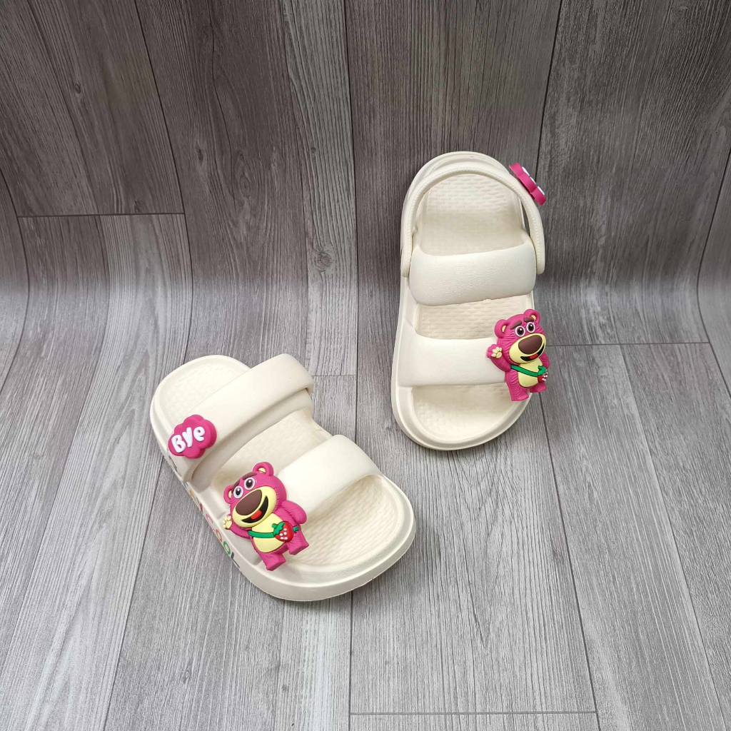 Dép bé gái, dép gấu dâu cho bé dáng 2 quai  đi êm nhẹ có charm gấu Lotso hottrend mẫu mới 2023