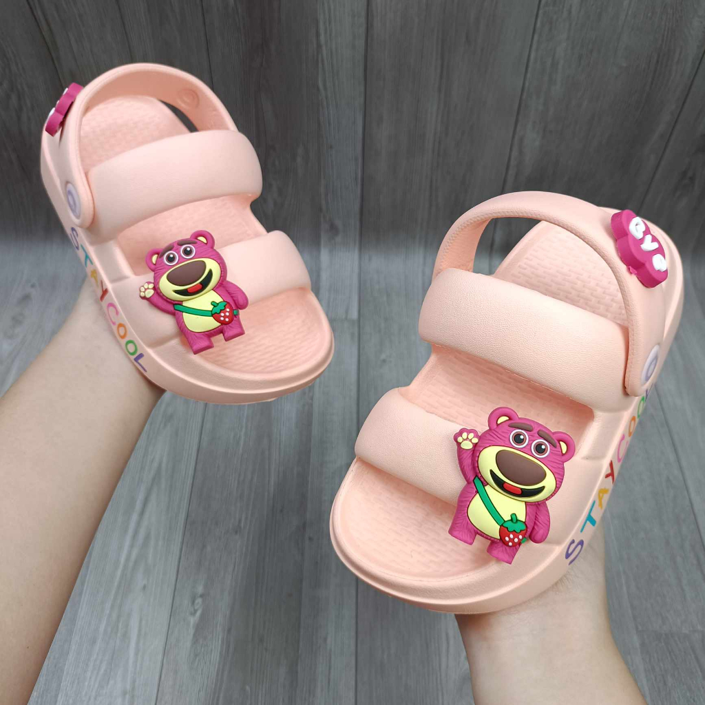 Dép bé gái, dép gấu dâu cho bé dáng 2 quai  đi êm nhẹ có charm gấu Lotso hottrend mẫu mới 2023