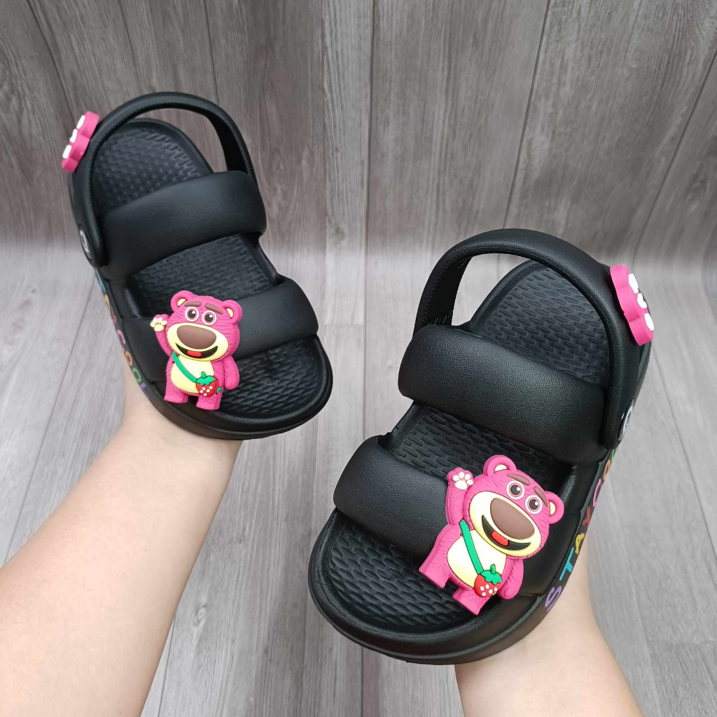 Dép bé gái, dép gấu dâu cho bé dáng 2 quai  đi êm nhẹ có charm gấu Lotso hottrend mẫu mới 2023