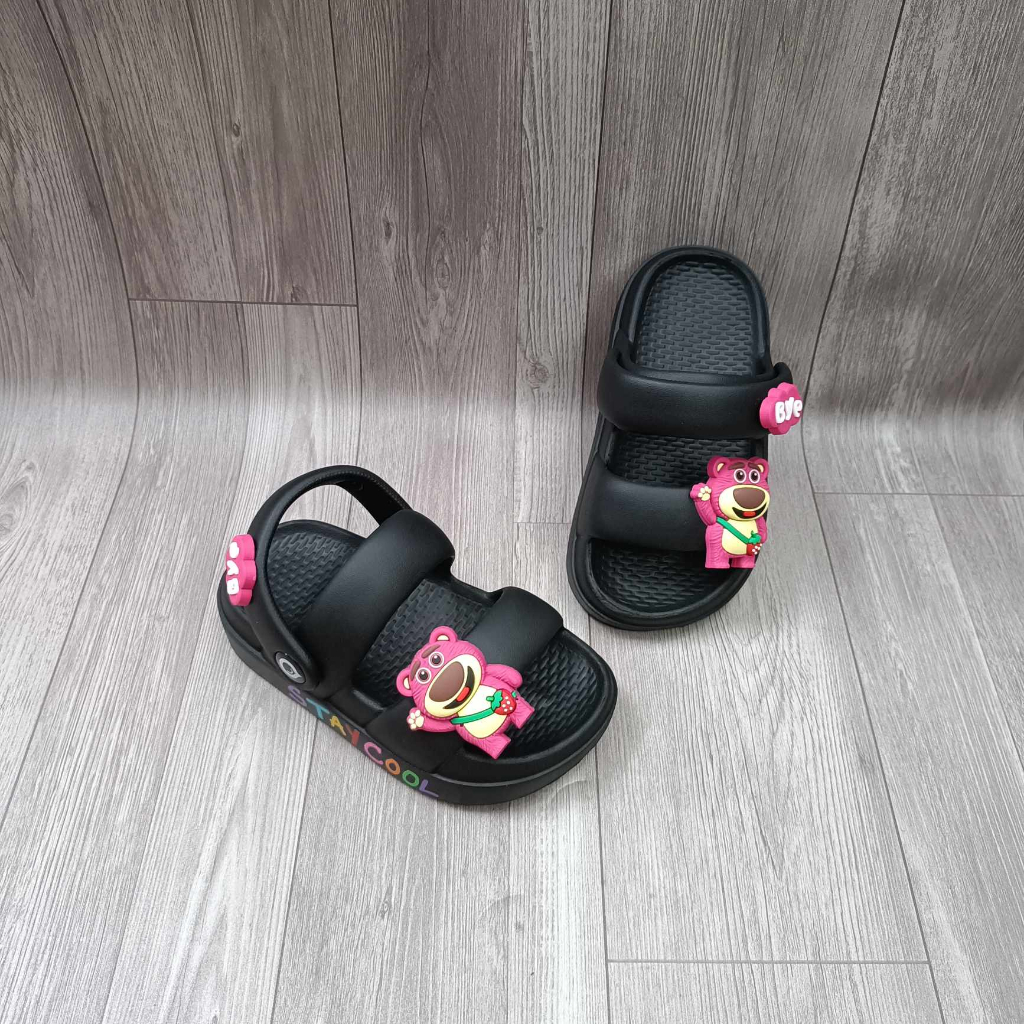 Dép bé gái, dép gấu dâu cho bé dáng 2 quai  đi êm nhẹ có charm gấu Lotso hottrend mẫu mới 2023