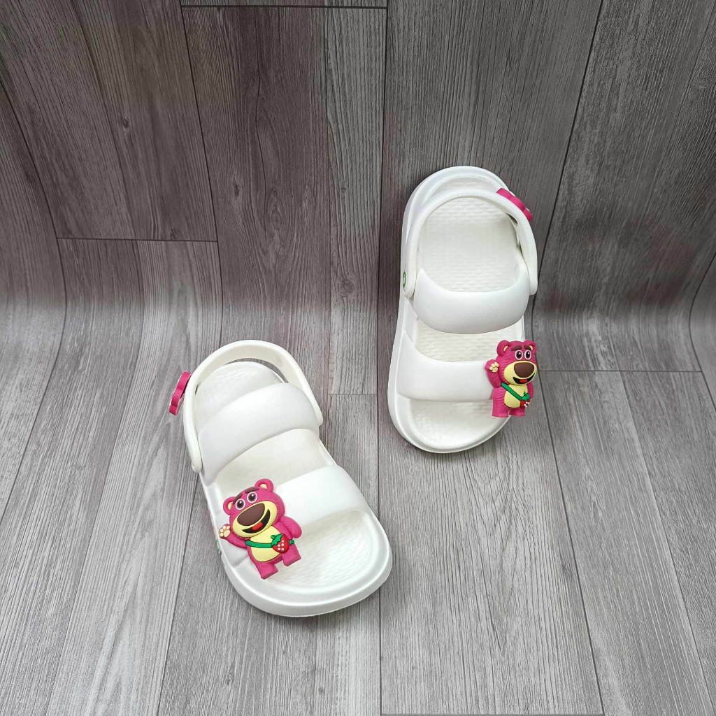 Dép bé gái, dép gấu dâu cho bé dáng 2 quai  đi êm nhẹ có charm gấu Lotso hottrend mẫu mới 2023