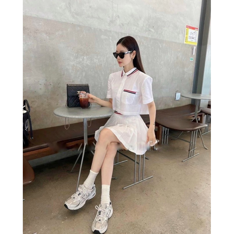 Set áo sơ mi tay ngắn phối chân váy xoè viền sọc