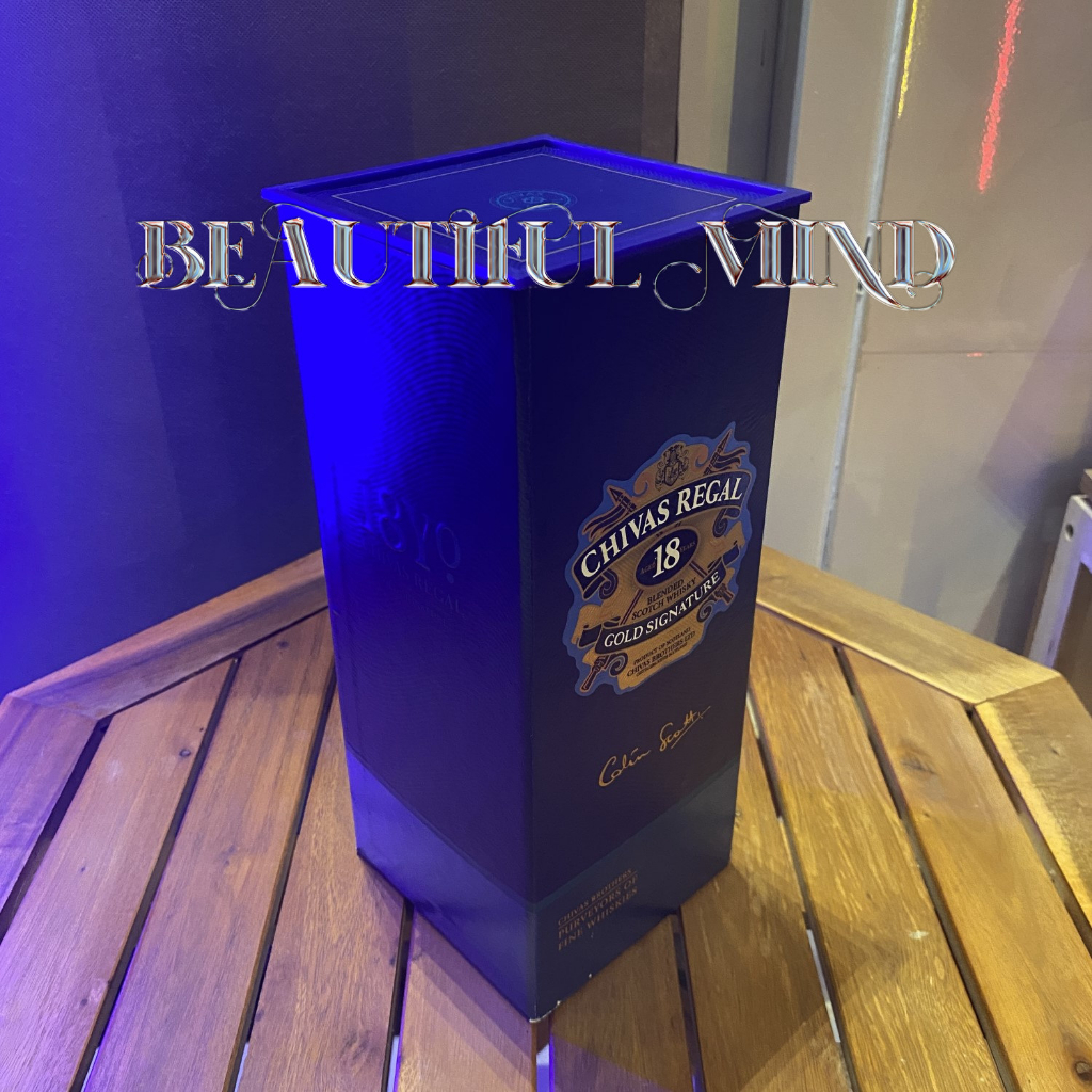 Vỏ hộp Chivas 18 Gold Signature loại 700ml nhìn cái hộp đẹp quá mà không nỡ vứt :((