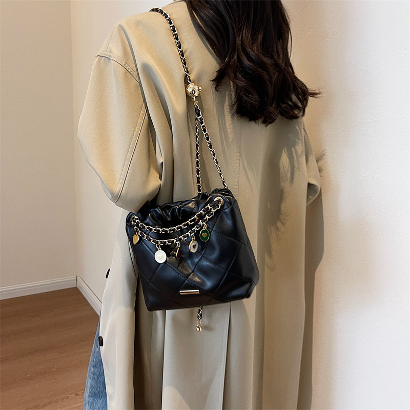 Túi Xách Đeo Chéo Nữ MINGA Da PU Mềm Dây Rút Quai Da Phối Chuông Sticker Trang Trí Đáng Yêu Phong Cách Cá Tính 2685 Y-19