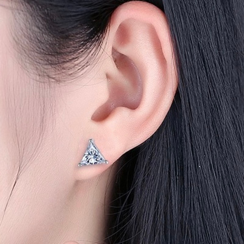 Khuyên tai titan không gỉ tam giác đính đá, bông tai titan unisex cá tính - KTU0087 - ChuotsStory