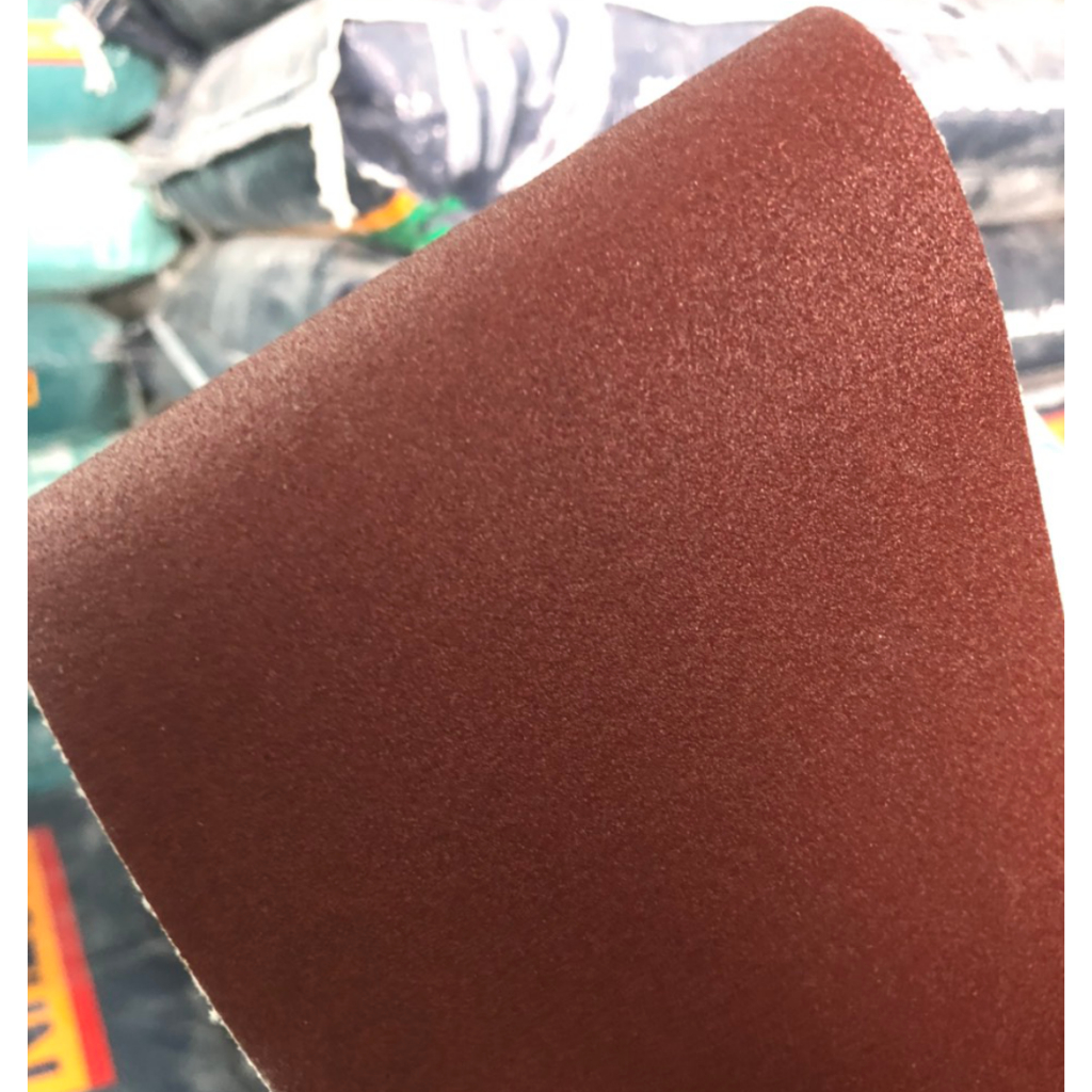 Nhám vải JB5 đỏ khổ 10 cm . Giúp mang lại khả năng mài mòn, đánh bóng sản phẩm