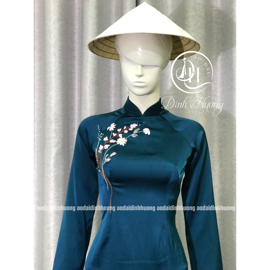 Áo dài thêu tay Đinh Hương lụa nữ hoàng xanh cổ vịt thêu hoa ruy băng