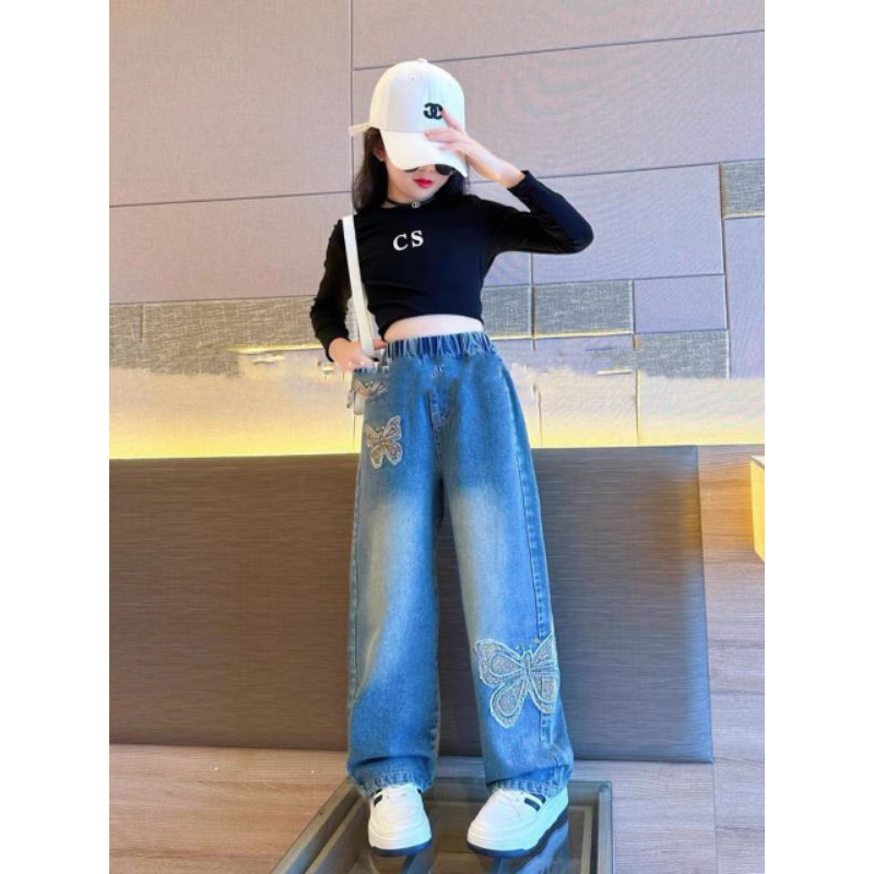 Bộ  áo croptop dài tay kèm quần xuông thêu hình nổi xinh xắn bé gái