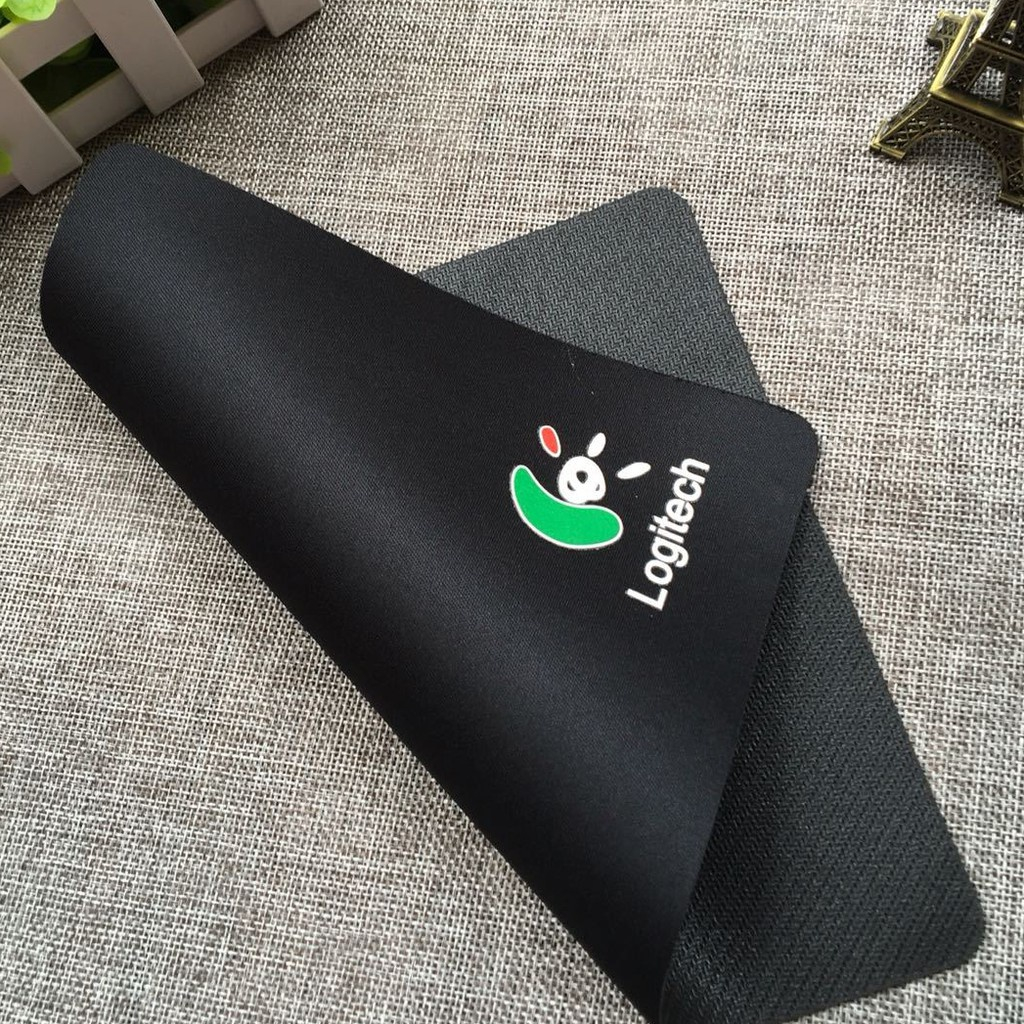 Miếng lót chuột Logitech giá siêu rẻ (23 x 20cm)