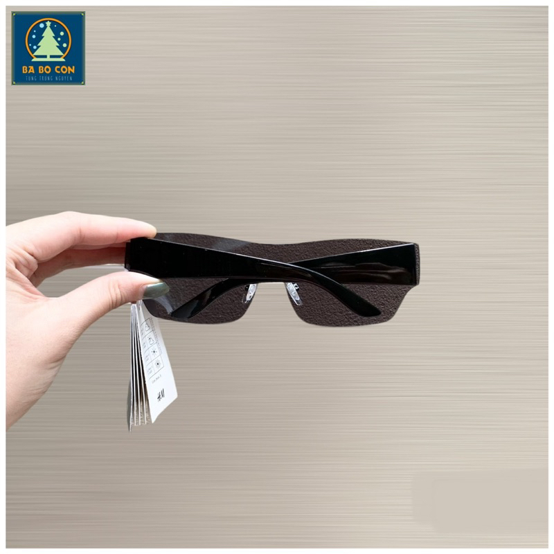 Kính HM UK gọng đen ôm mặt tuyệt đẹp, dáng nam nữ đều đeo đẹp, có đầy đủ bill mua hàng