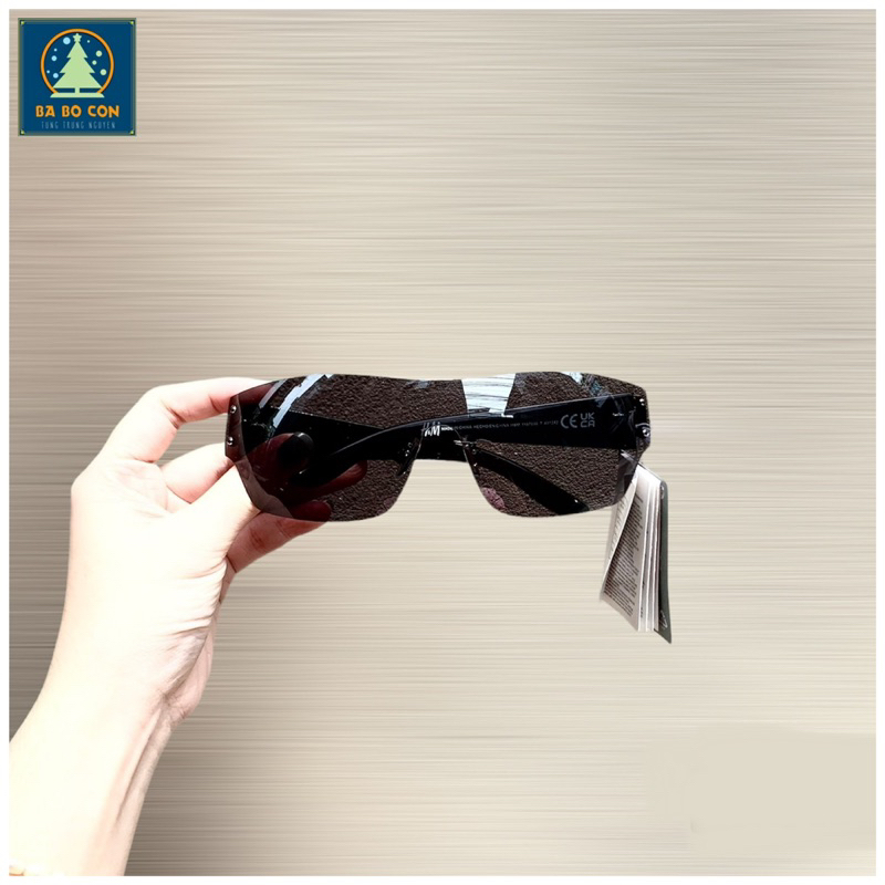 Kính HM UK gọng đen ôm mặt tuyệt đẹp, dáng nam nữ đều đeo đẹp, có đầy đủ bill mua hàng