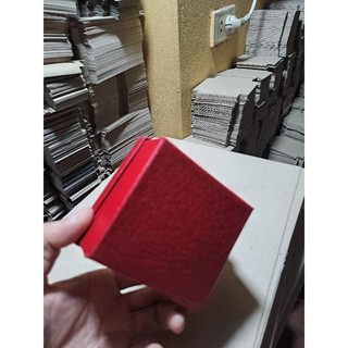 Hộp Đồng Hồ Đỏ Gối trắng