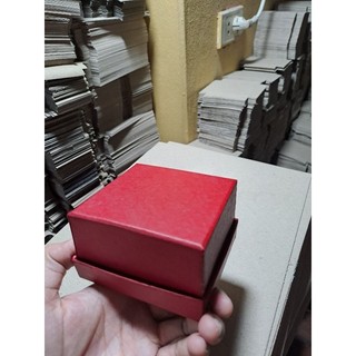 Hộp Đồng Hồ Đỏ Gối trắng