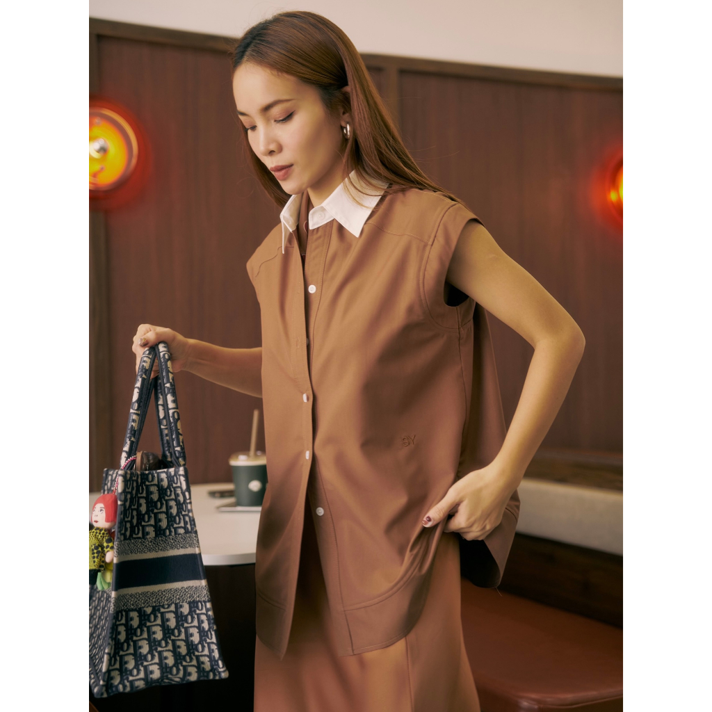 Áo sơ mi nâu sát nách cổ trắng SY STORE