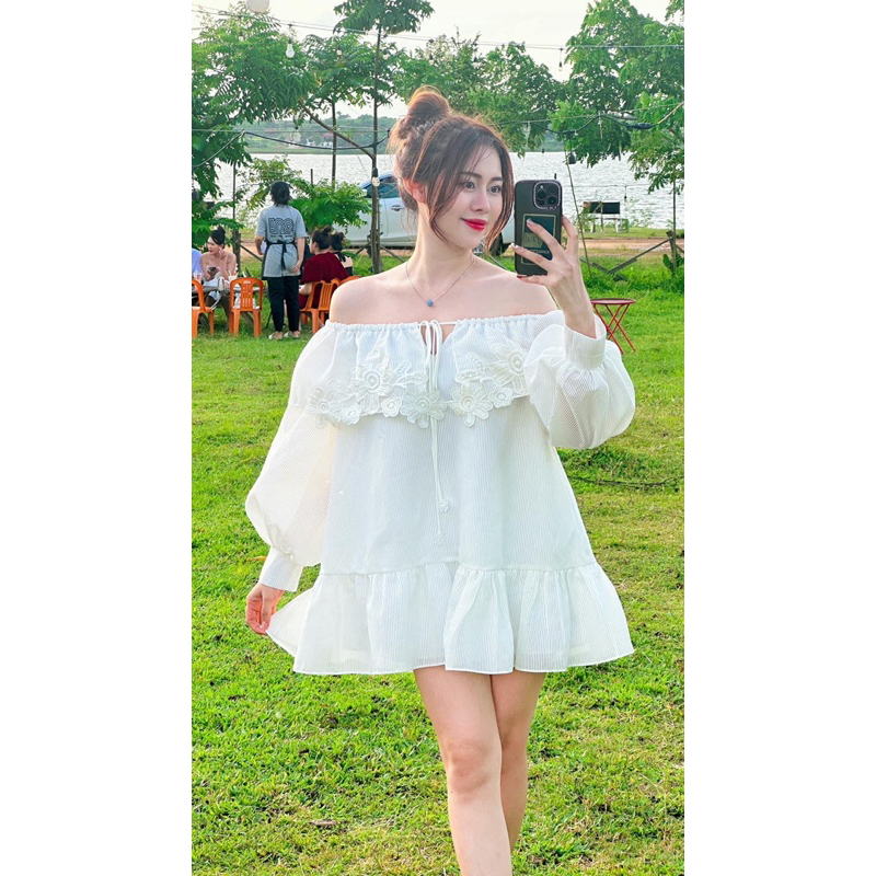 Flo ren Dress Váy xinh trễ vai hoạ tiết hoa dập nổi tiểu thư