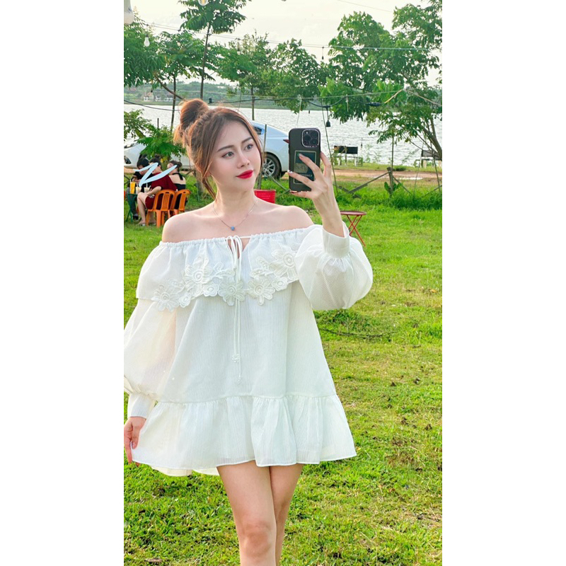 Flo ren Dress Váy xinh trễ vai hoạ tiết hoa dập nổi tiểu thư