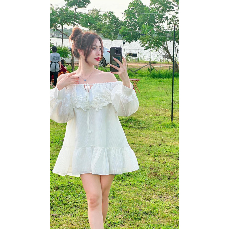 Flo ren Dress Váy xinh trễ vai hoạ tiết hoa dập nổi tiểu thư