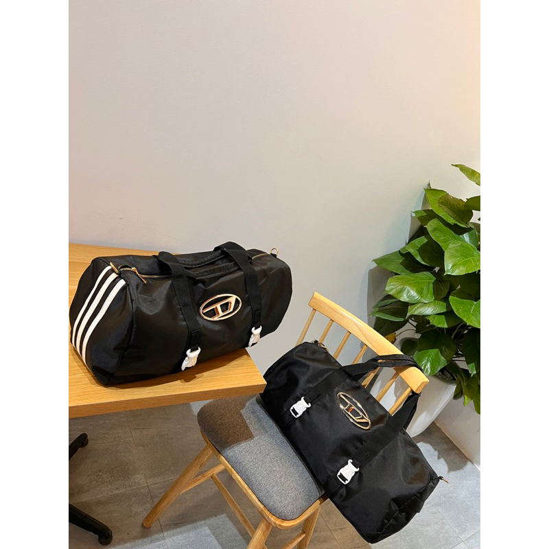 Túi du lịch mác D phối kẻ sọc vải dù có dây đeo chéo