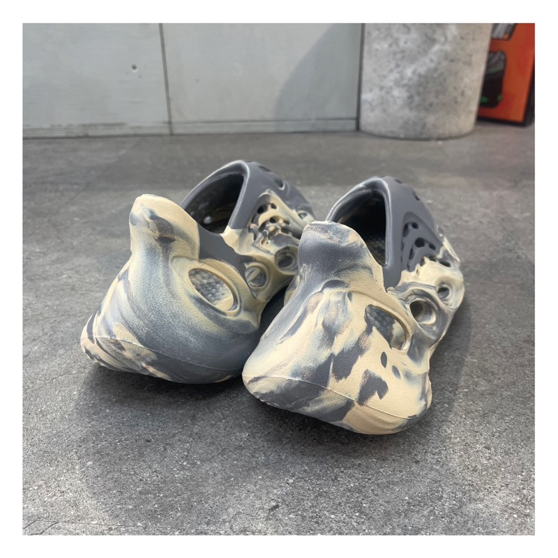 GIÀY YEEZY FOAM RUNNER ‘MXT MOON GREY’ Code: GV7904