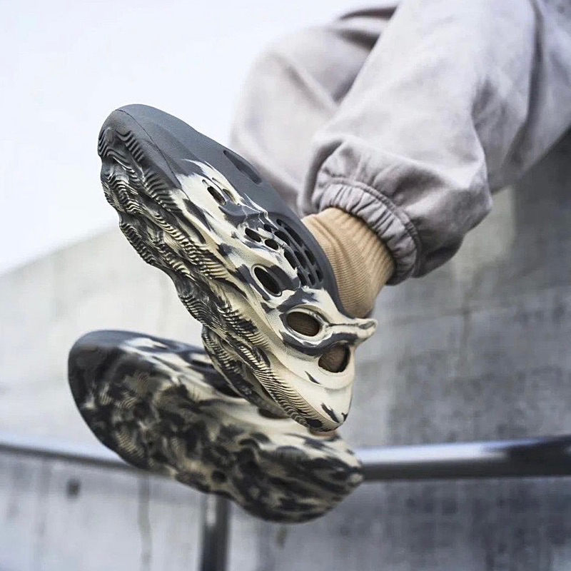 GIÀY YEEZY FOAM RUNNER ‘MXT MOON GREY’ Code: GV7904