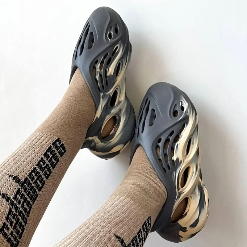 GIÀY YEEZY FOAM RUNNER ‘MXT MOON GREY’ Code: GV7904