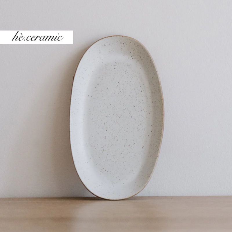 HÈ.CERAMIC / Dĩa gốm Oval men tiêu, Dĩa Garlic Oval no.02. Dĩa gốm Oval men tiêu màu trắng đơn giản.