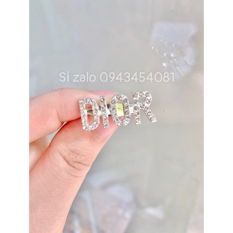 Tag ghim cài áo kim loại đính đá hình chữ D nhỏ xinh size 1,5 x2,5cm