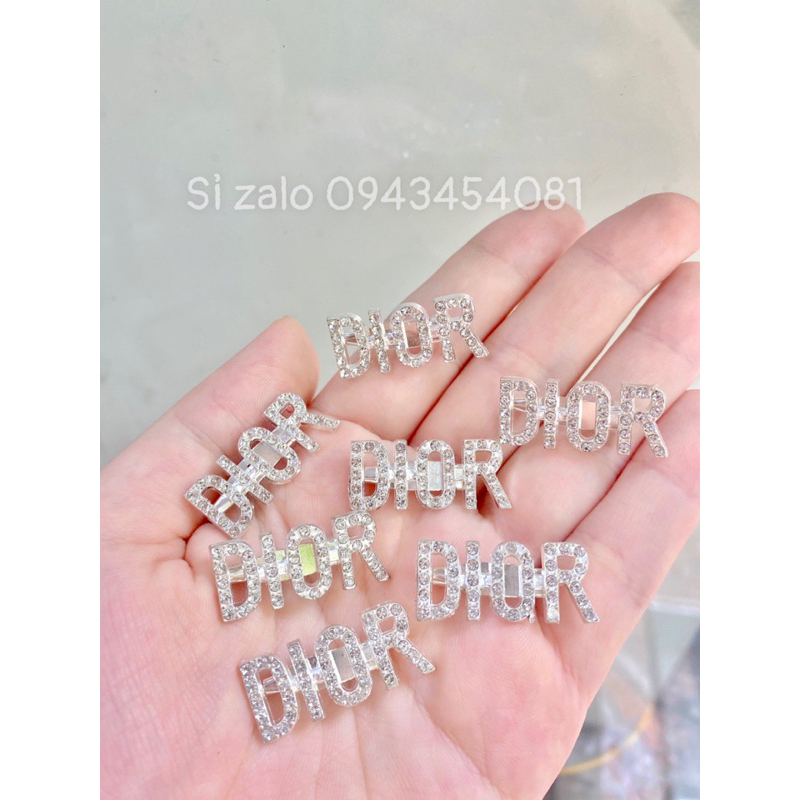 Tag ghim cài áo kim loại đính đá hình chữ D nhỏ xinh size 1,5 x2,5cm