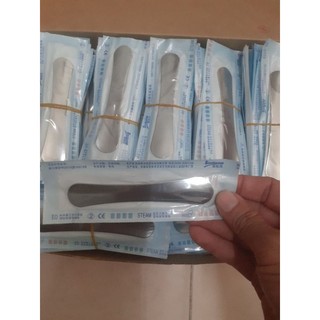 Thanh inox tiệt trùng che mắt đè mí khi bắn laser, xóa xăm như hình, giá 80.000 đồng, sản phẩm thường dùng ở spa và VTM.