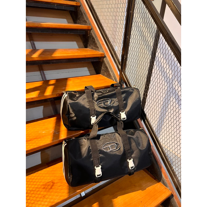 Túi du lịch mác D phối kẻ sọc vải dù có dây đeo chéo