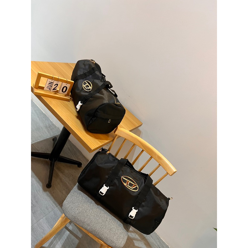 Túi du lịch mác D phối kẻ sọc vải dù có dây đeo chéo