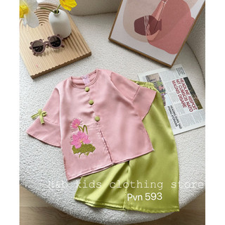 Bộ lụa cúc bọc thêu hoa sen bé gái