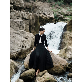 Áo jacket lửng và chân váy xếp ly nữ white ant pearl smocked midi skirt 110500002.100