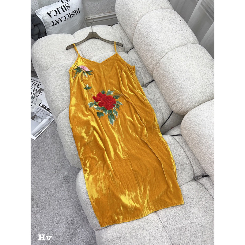 Váy nhung thêu tay tỉ mỉ