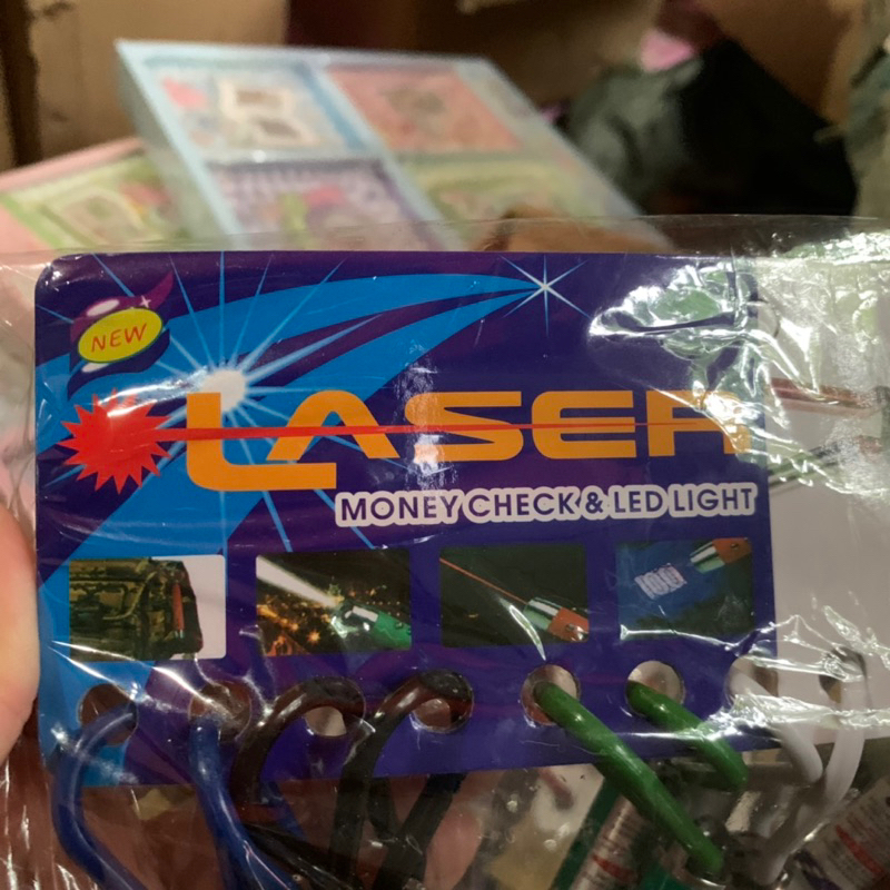 Vỉ 12 đèn laze móc khoá có 3 chế độ