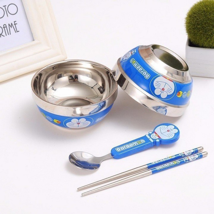 Set 2 bát cách nhiệt kèm đũa thìa hình Doremon/Hello kitty cho bé trai bé gái