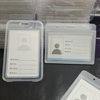Thẻ đeo bảng tên trong suốt, bao đựng thẻ chất liệu nhựa cao cấp có độ đàn hồi tốt bền đẹp, có thẻ đứng và thẻ ngang