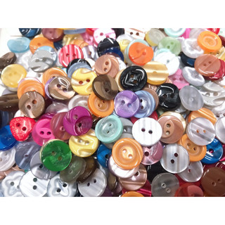 Nút sơmi nữ có 2 lỗ size 13mm.