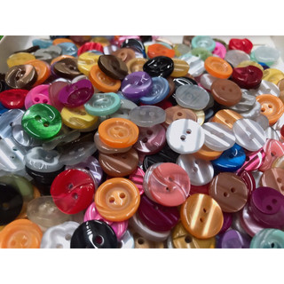 Nút sơmi nữ có 2 lỗ size 13mm.